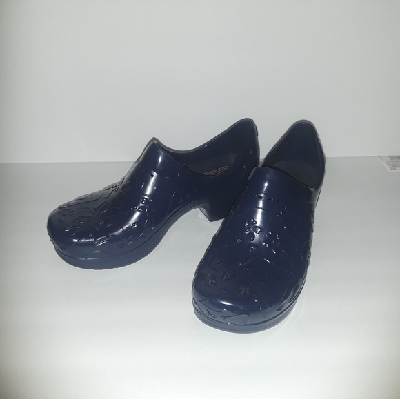 navy blue slip resistant shoes